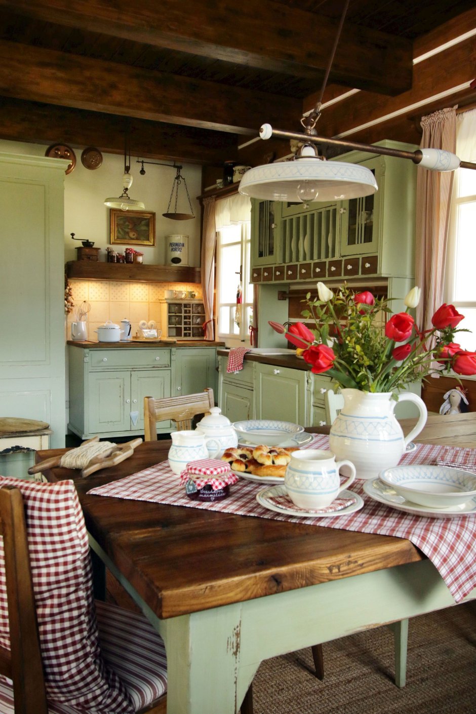 Уютная кухня в деревенском стиле