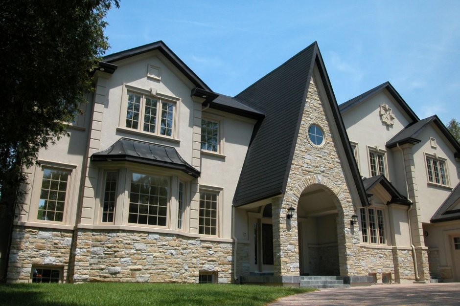 Серый двухэтажный дом