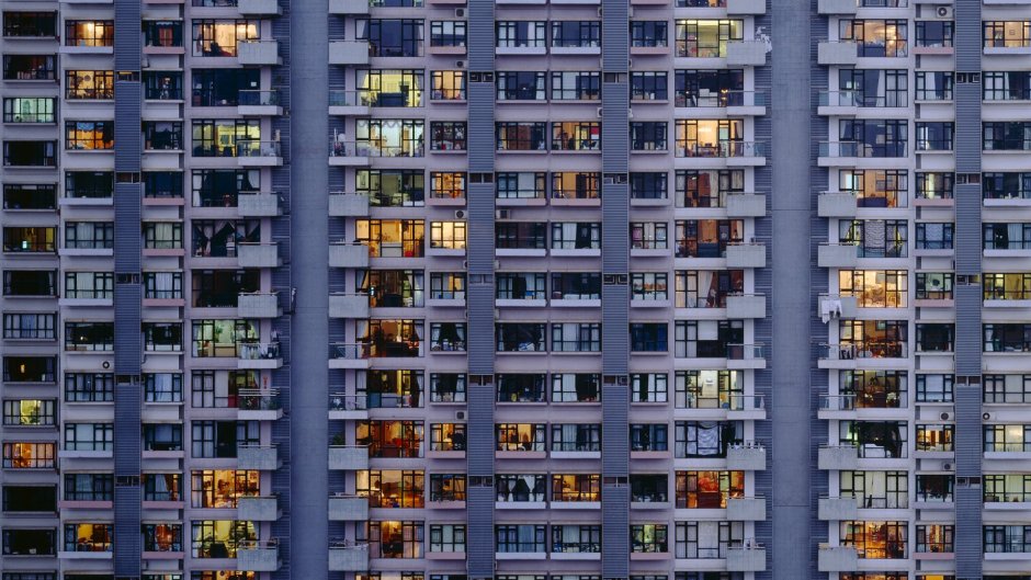 Окна домов многоэтажек