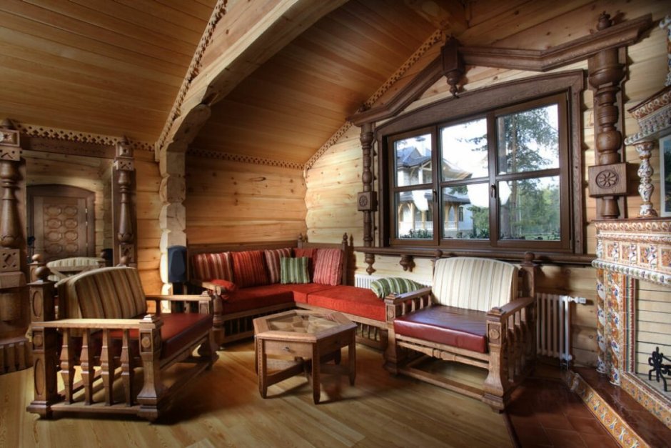 Маленькая гостиная в деревянном доме