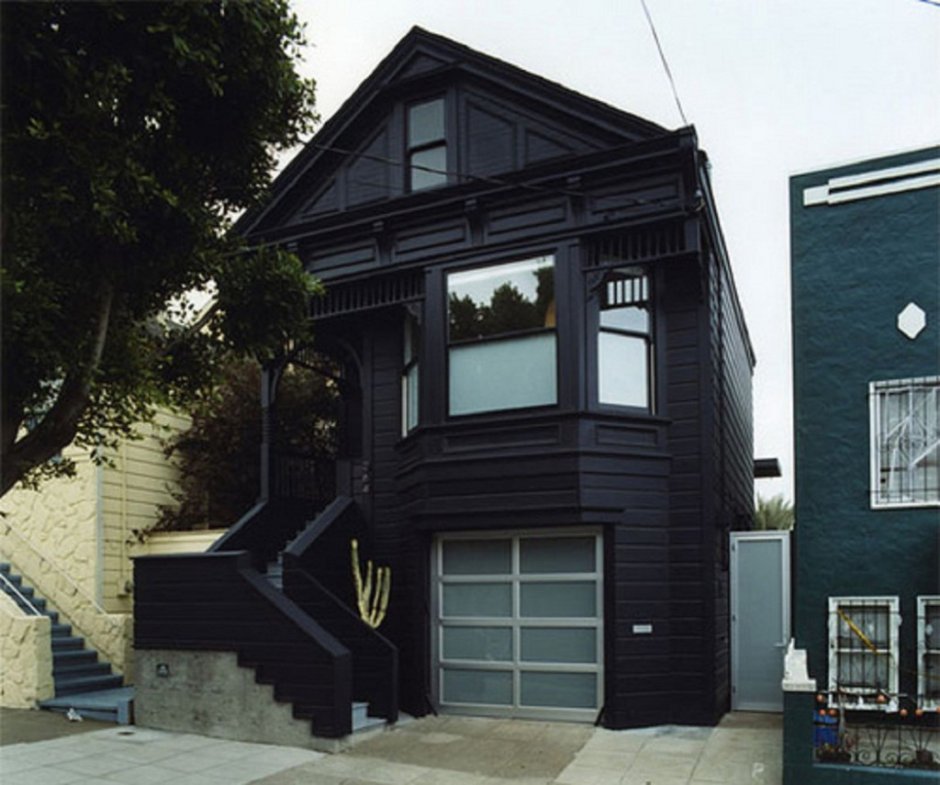 Черный фасад дома