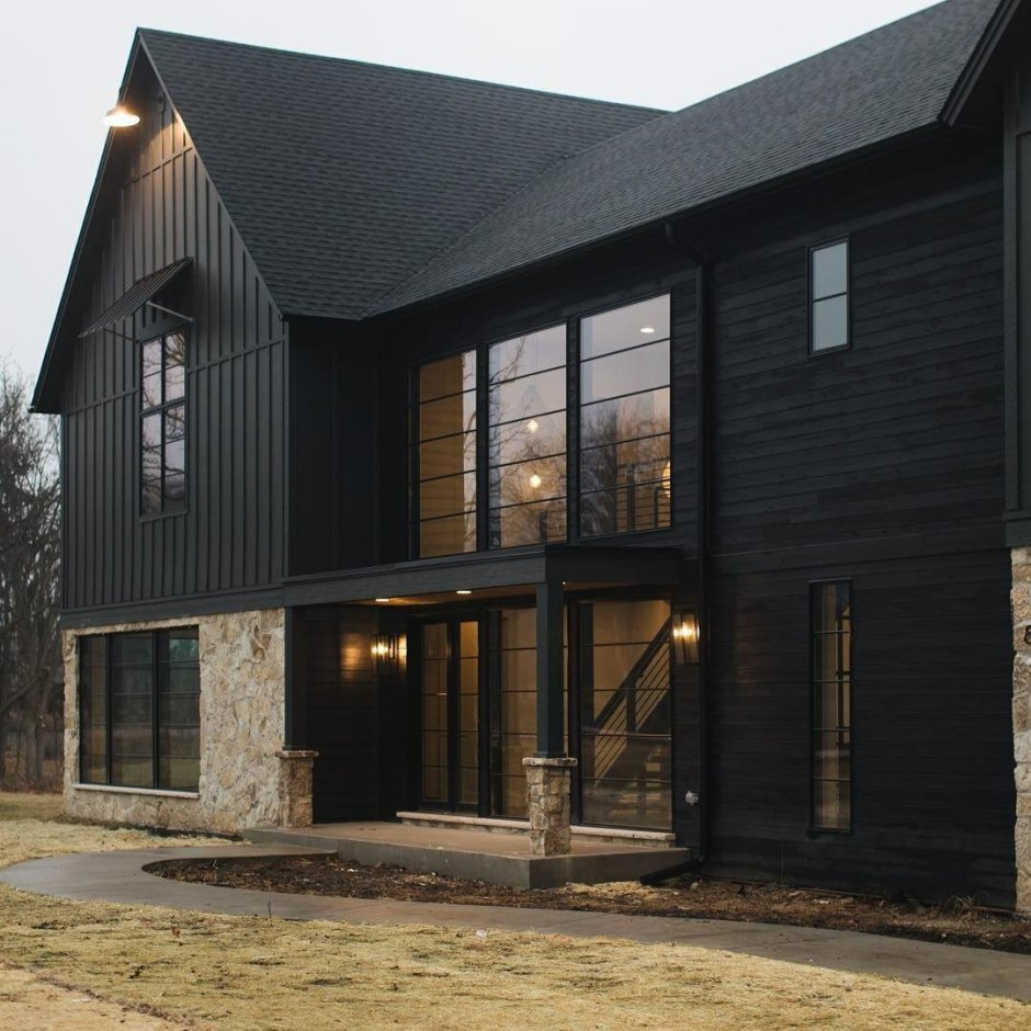 Черный деревянный дом