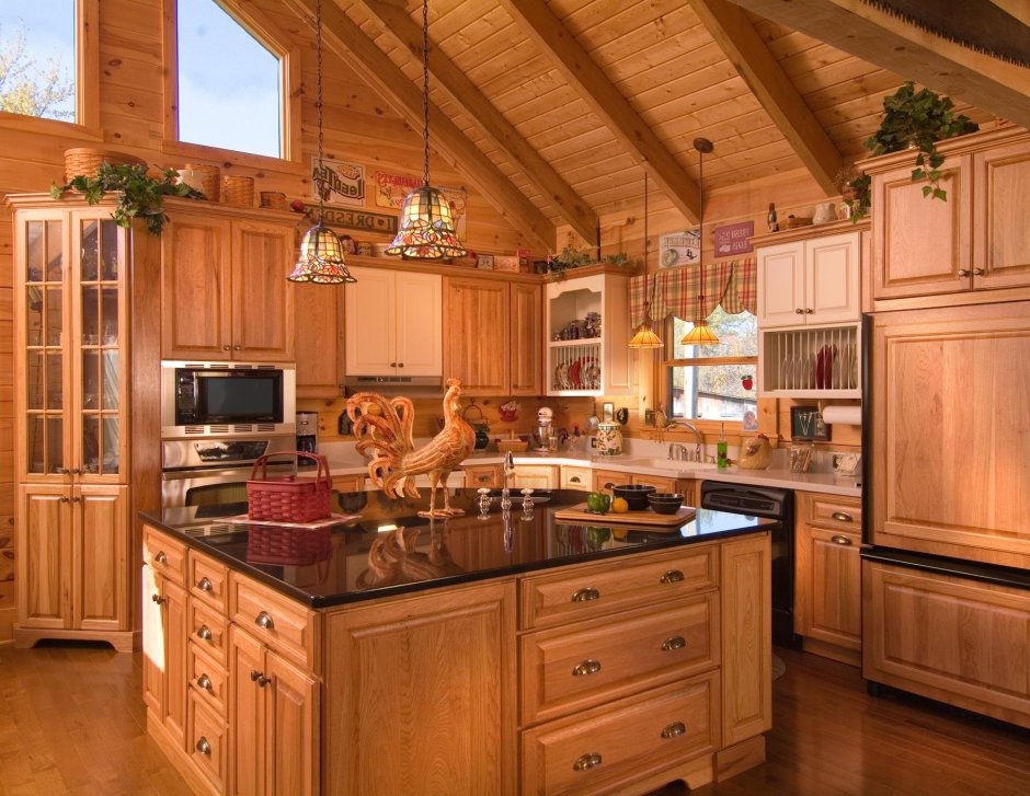 Кухня в деревянном доме с двумя окнами