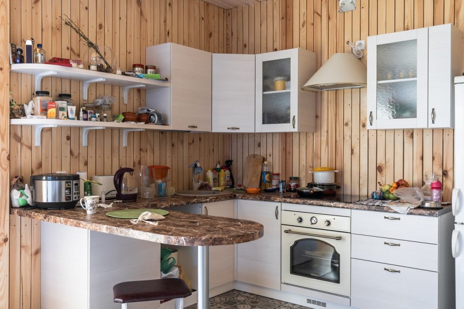 Кухня в деревянном доме с окном