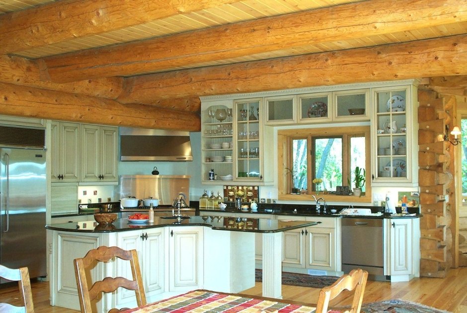 Угловая кухня в деревянном доме