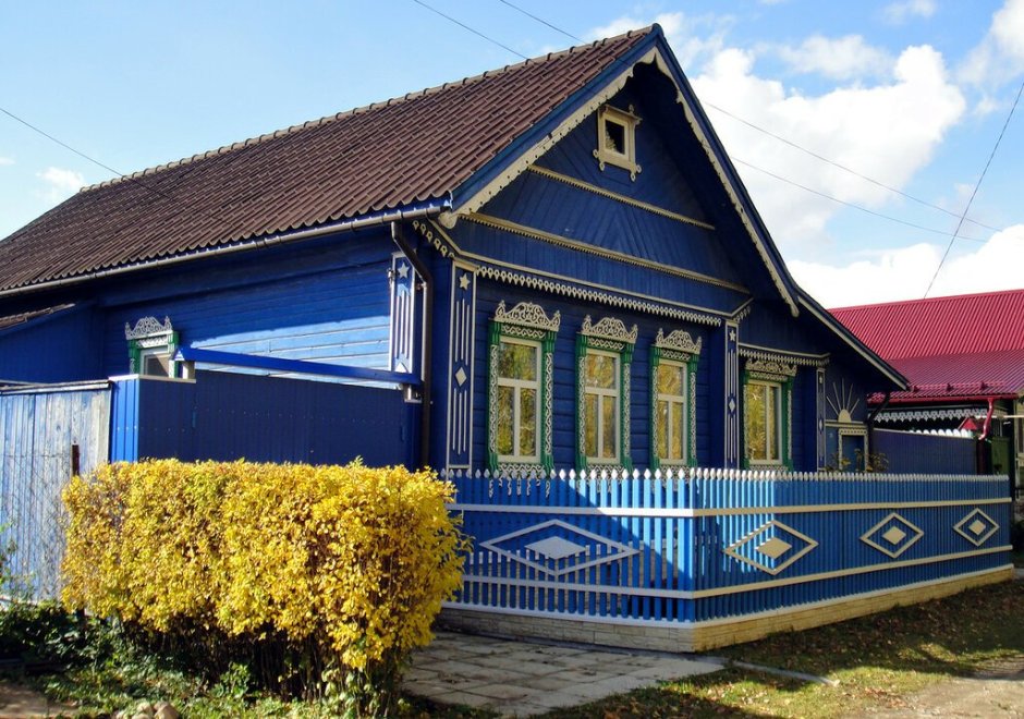 Синий деревенский дом
