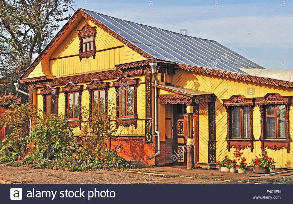 Деревенский дом желтого цвета
