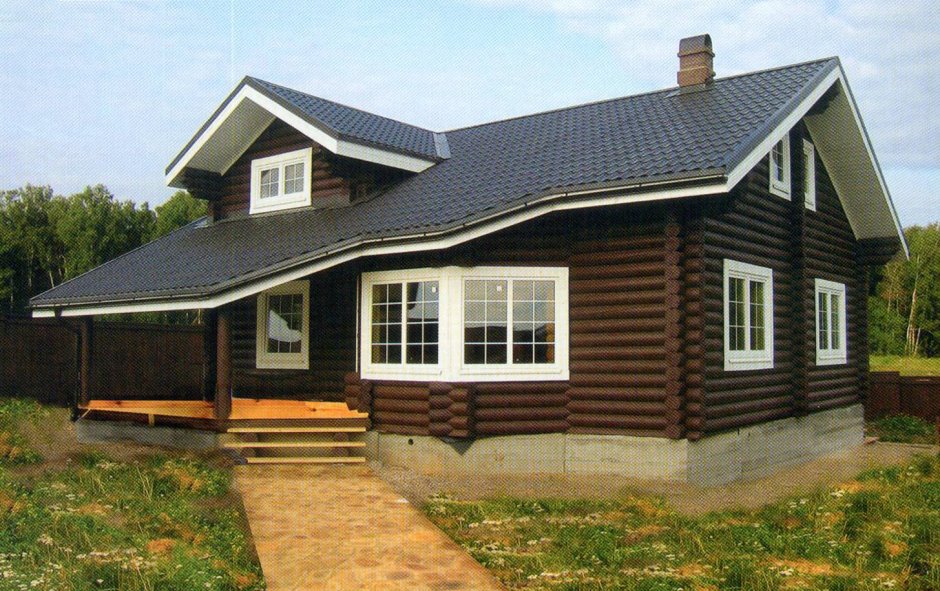 Деревянный дом с коричневой крышей