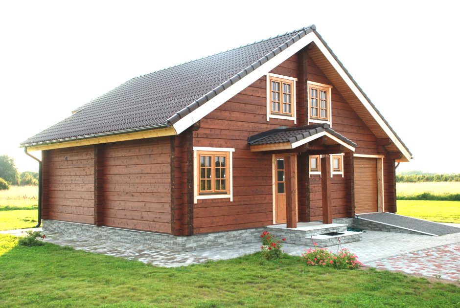 Бревенчатый дом с двускатной крышей