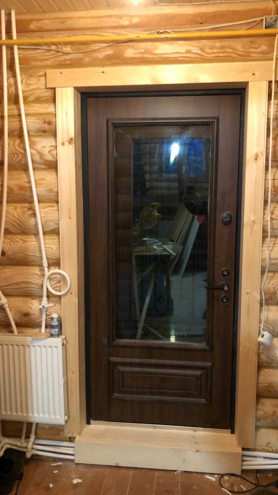 Входная дверь в дом из сруба