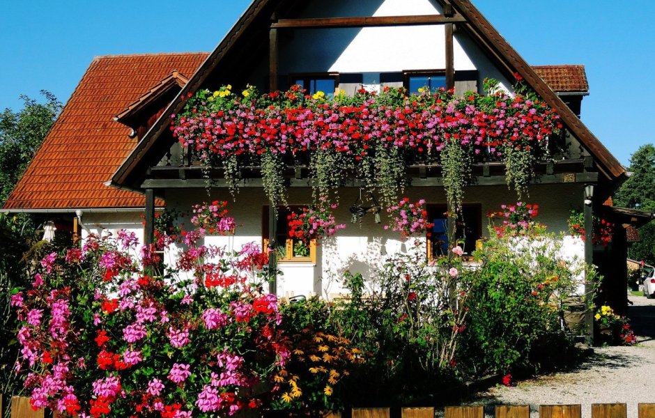 Украшение фасада дома цветами