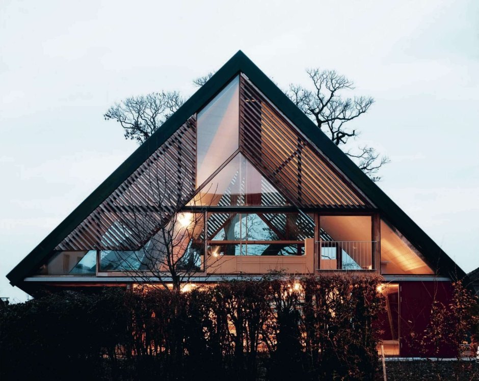 Дом с треугольной крышей
