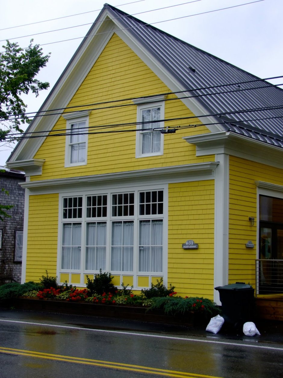 Дом желтого цвета
