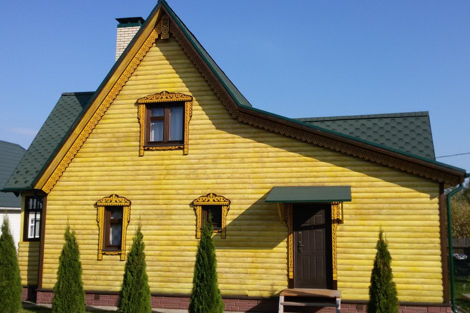 Желтый сайдинг зеленая крыша