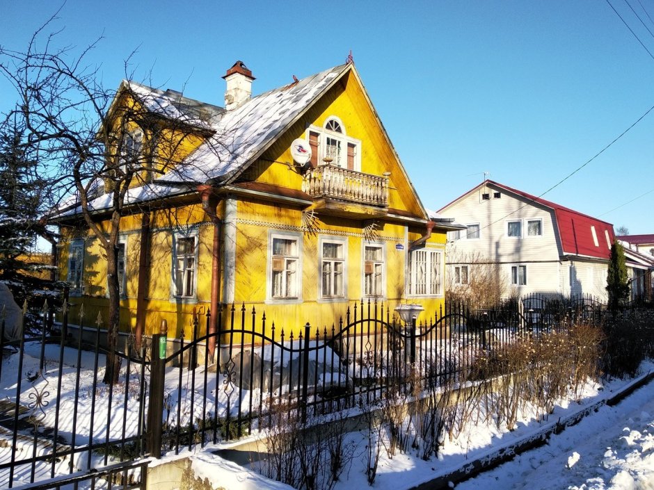 Желтый деревенский дом