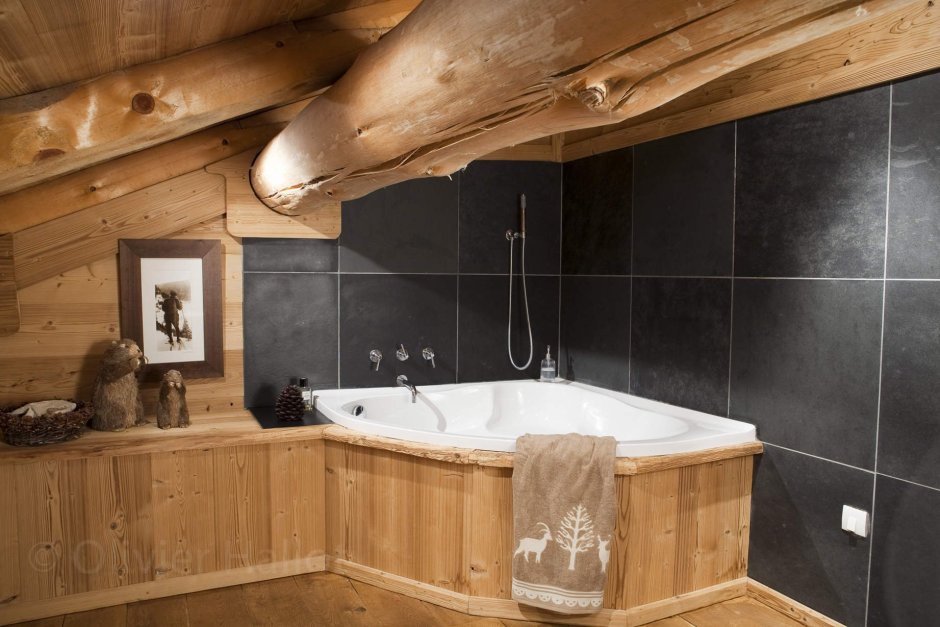 Большая ванная в деревянном доме