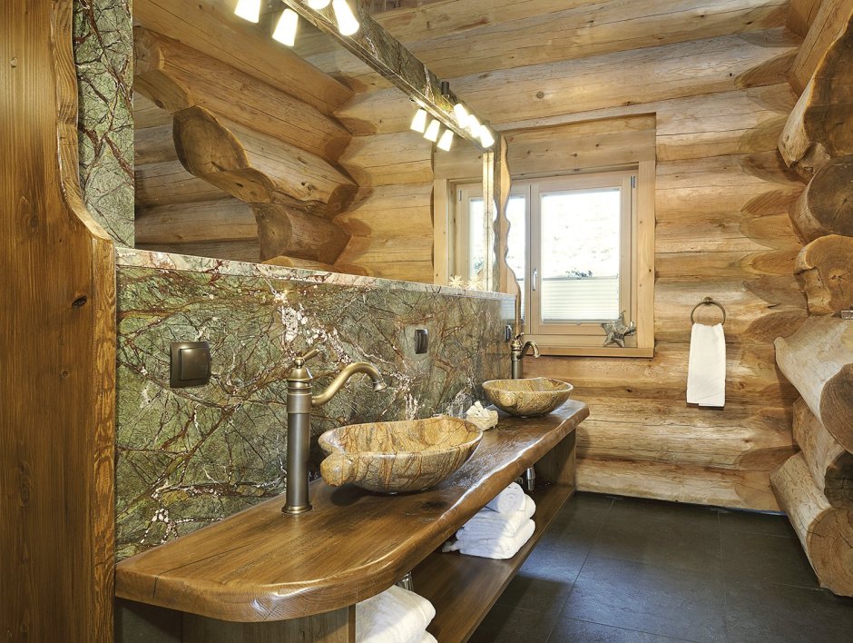 Плитка в деревянном доме в ванной
