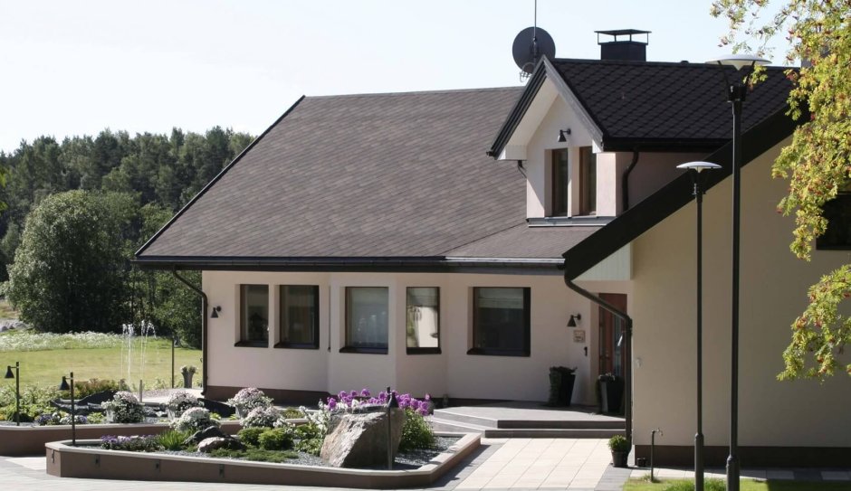 Серый дом с серой крышей
