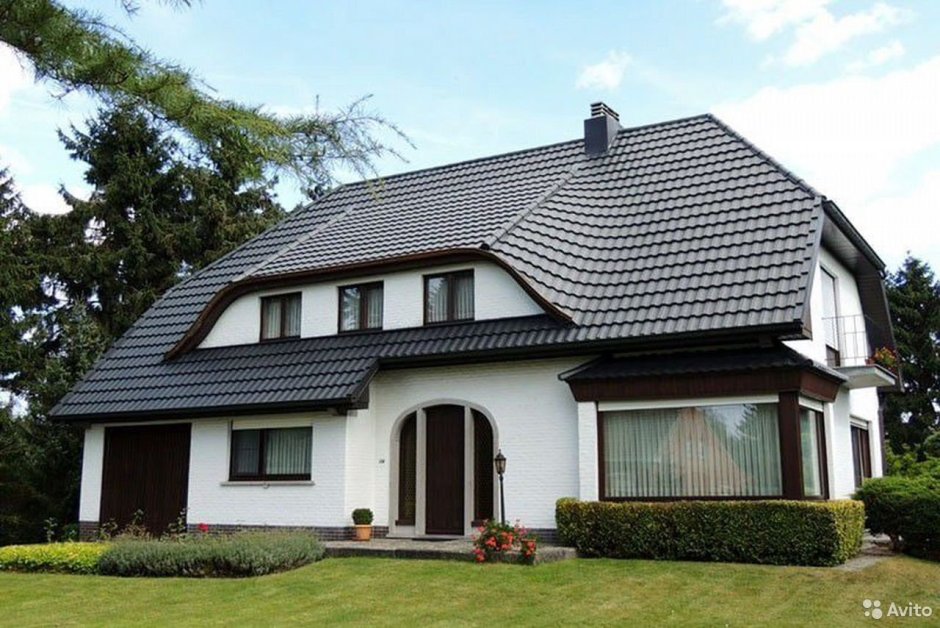 Светлый дом с коричневой крышей