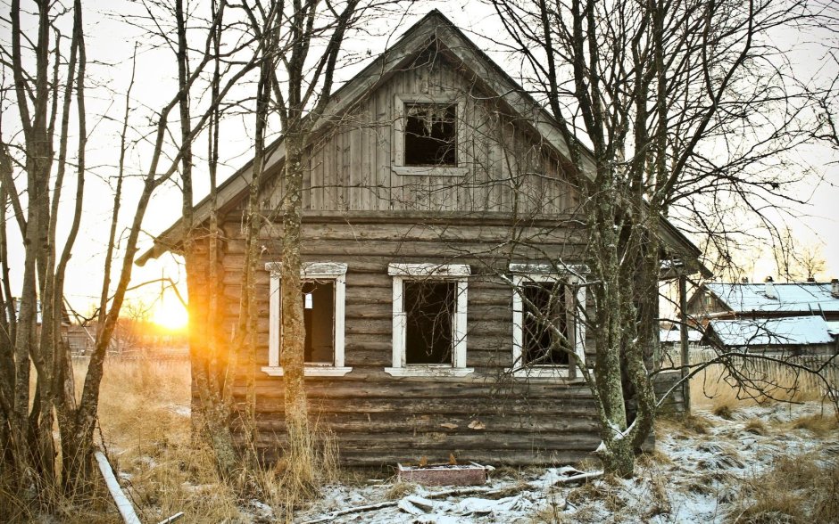 Заброшенный деревянный дом