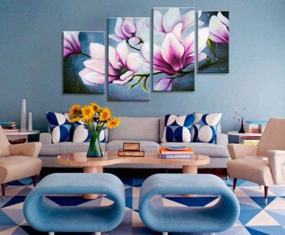 Картина с цветами в интерьере на стене