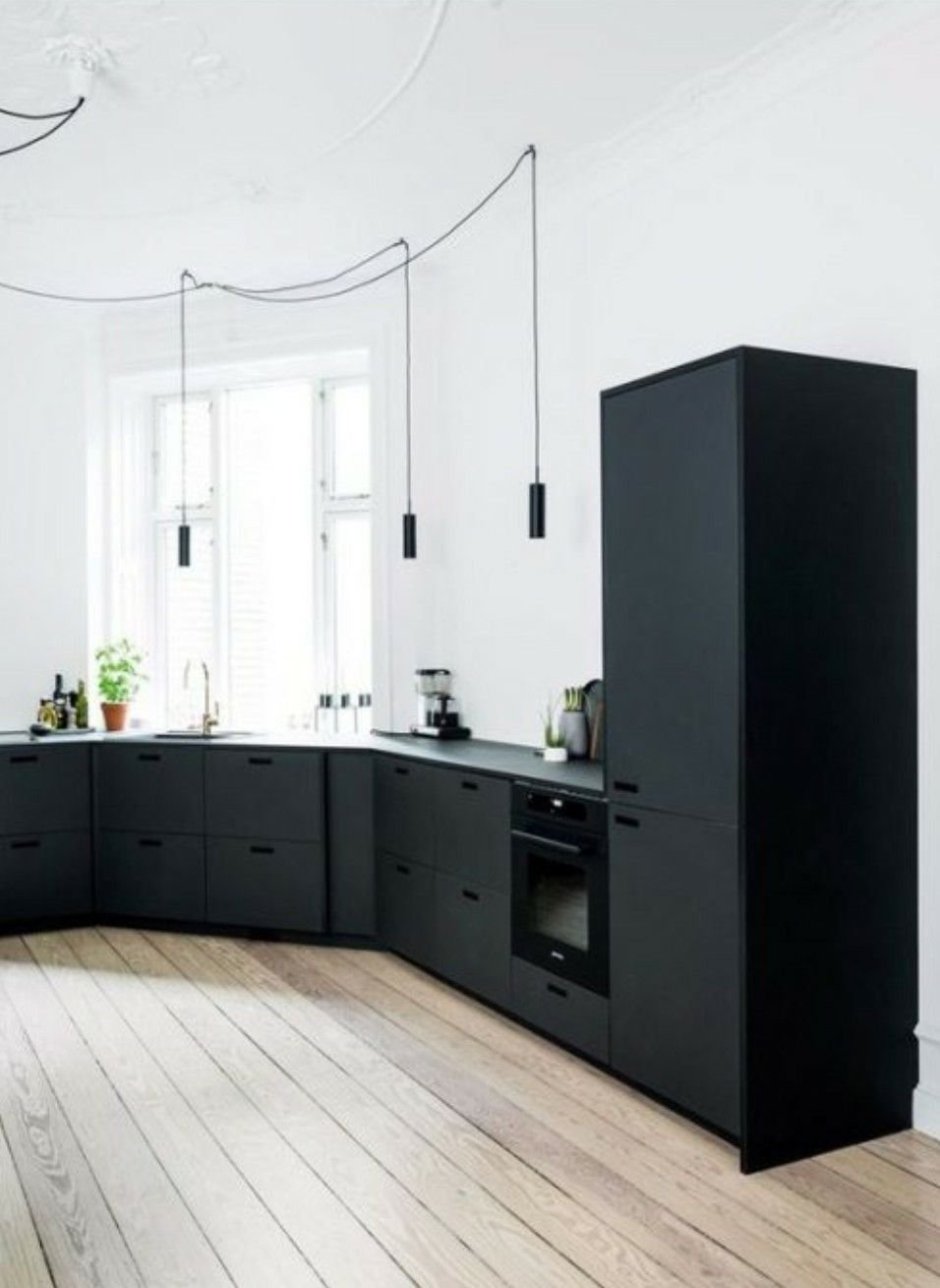 Интерьер маленькой кухни с черными обоями