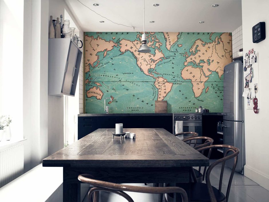 Карта мира на стене кухни