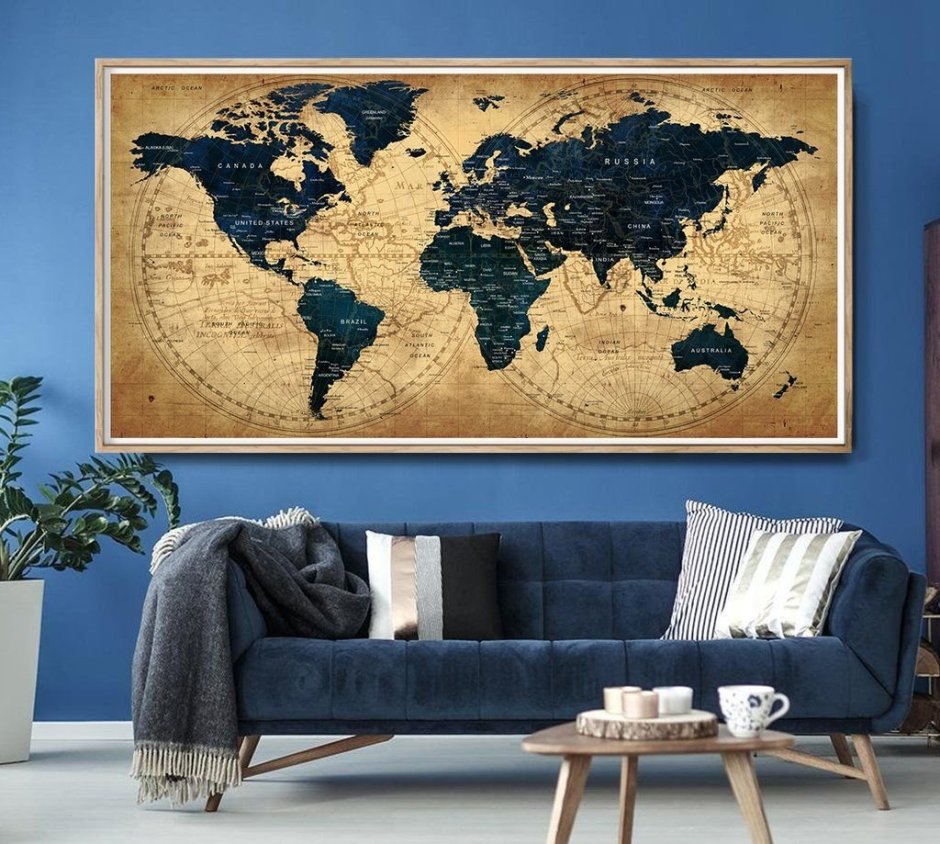 Старинная карта мира в интерьере