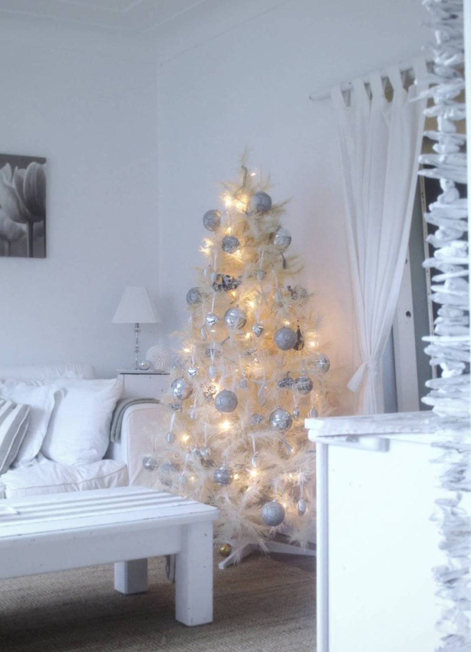 Белая Новогодняя елка в интерьере