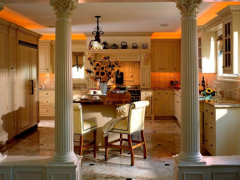 Кухня в классическом стиле с колоннами
