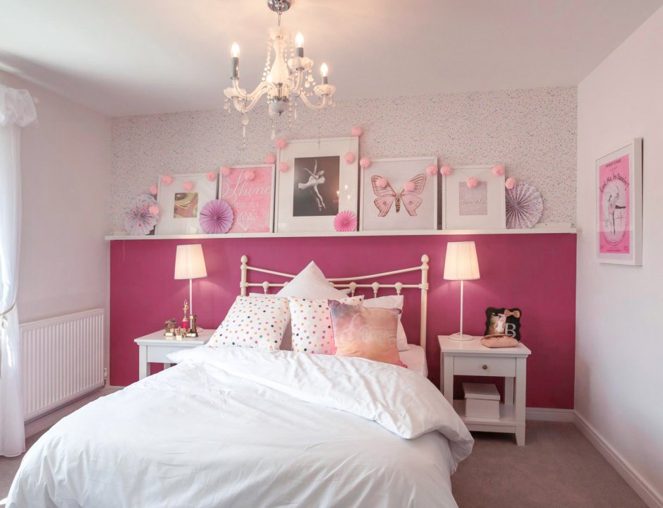 Розовые стены в гостиной