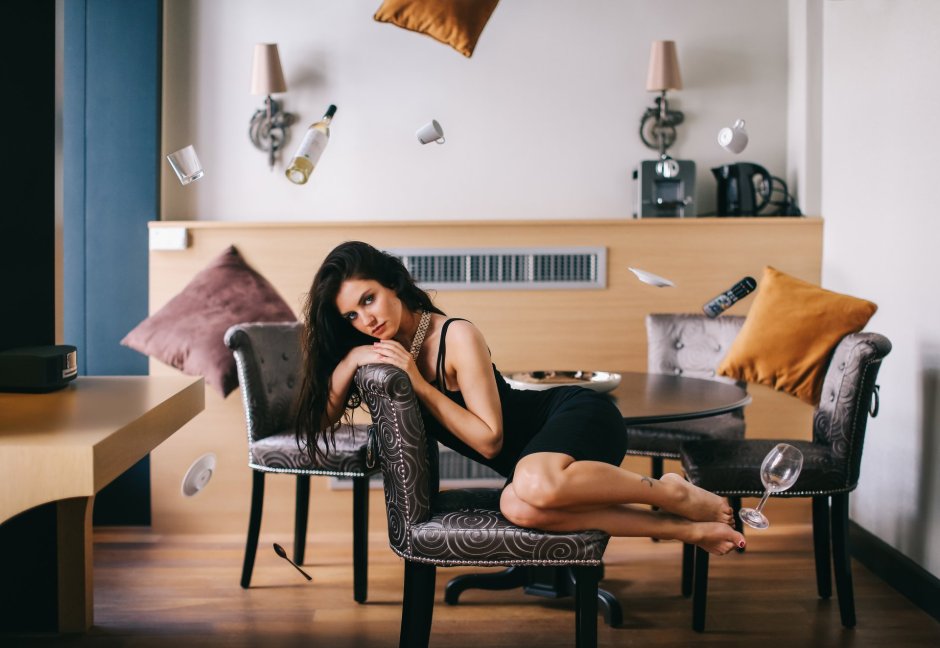 Аурела Скандай в платье