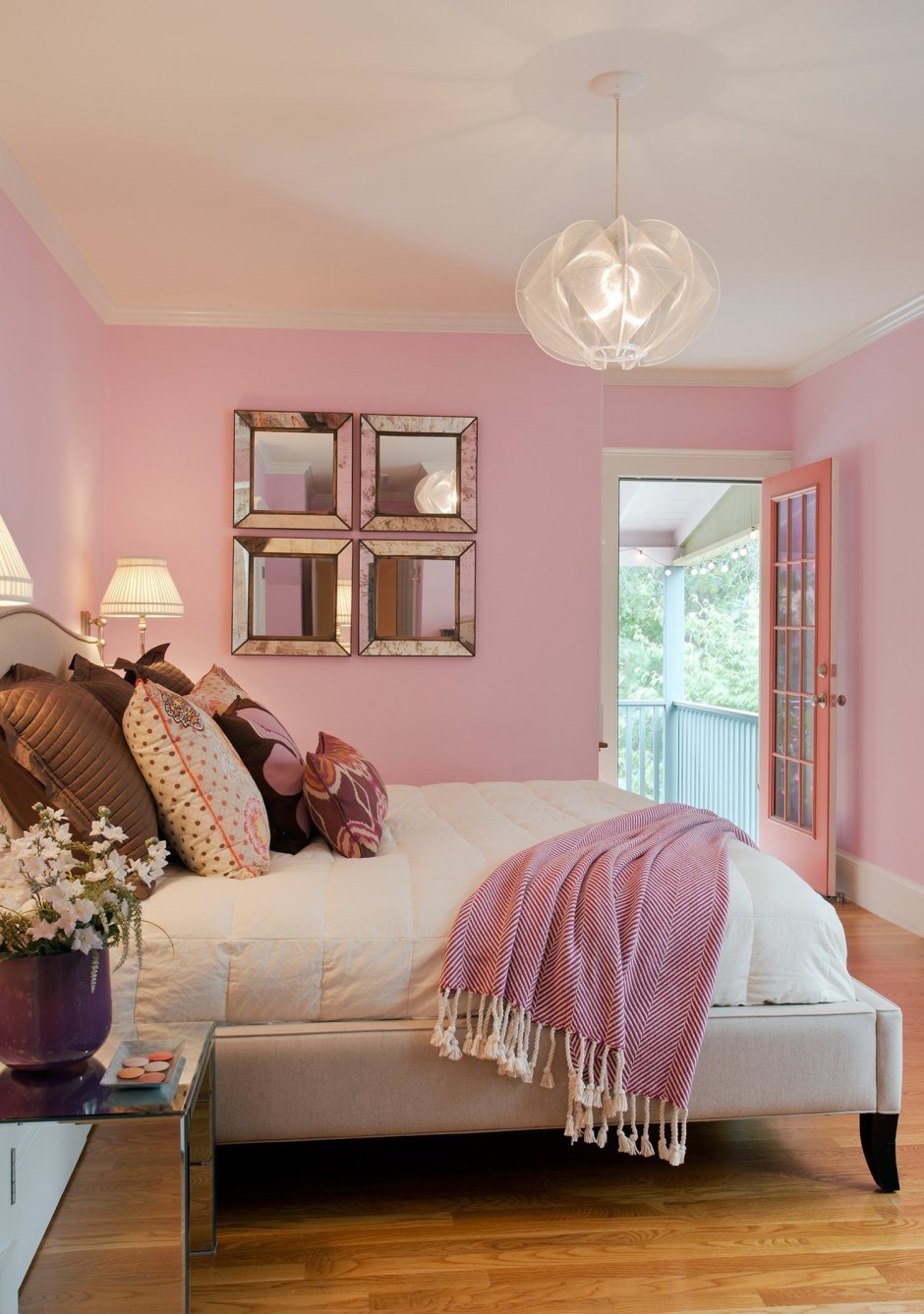 Спальня в пыльно розовых тонах