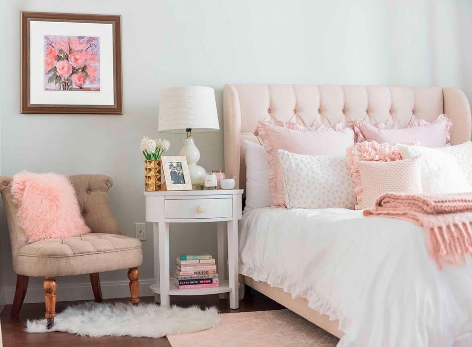 Сочетание серого и розового в интерьере спальни