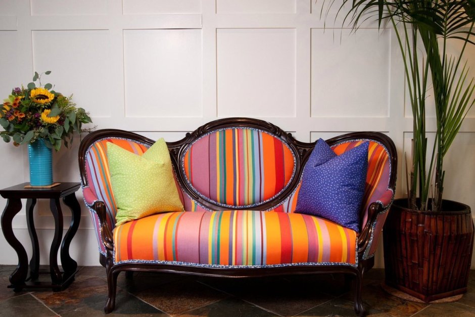 Разноцветные диваны в интерьере