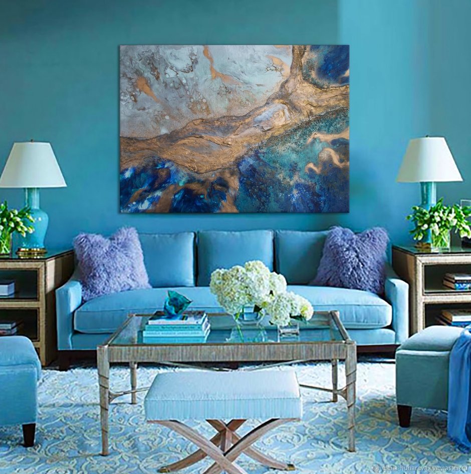 Голубой диван в гостиной
