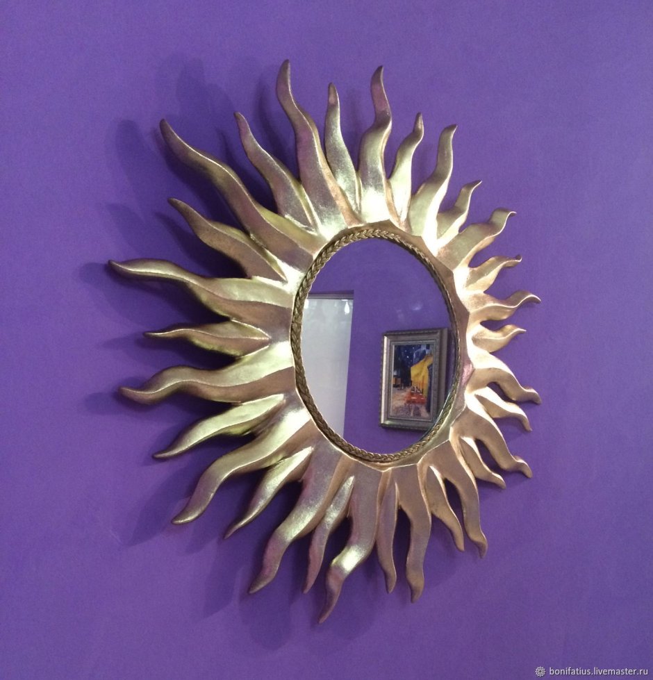 Настенное зеркало в виде солнца