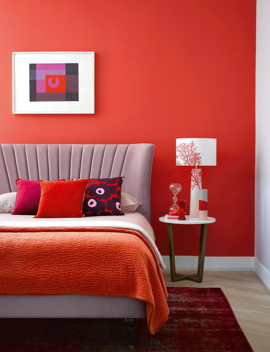 Спальня с рыжей мебелью