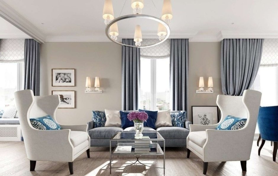 Светлая гостиная с синим диваном в современном стиле