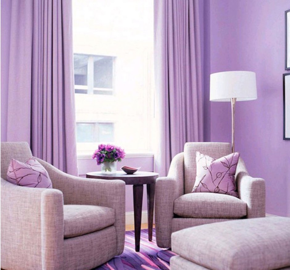 Уютный лиловый интерьер гостиной