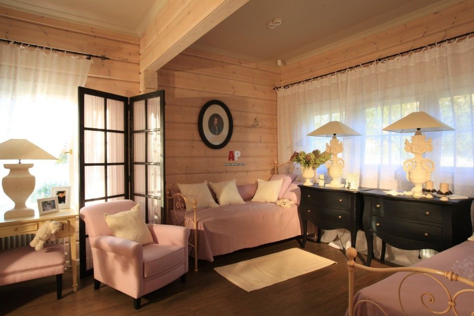 Спальня-гостиная в деревянном доме