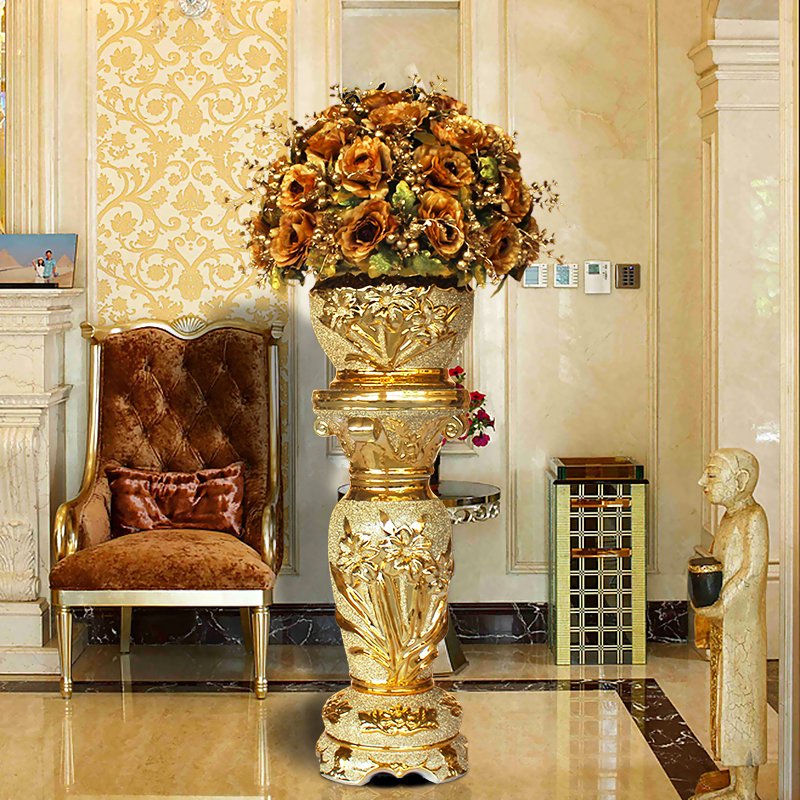 Золотая ваза с цветами в интерьере