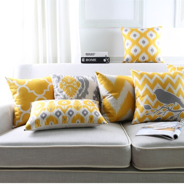 Желтые подушки на диван