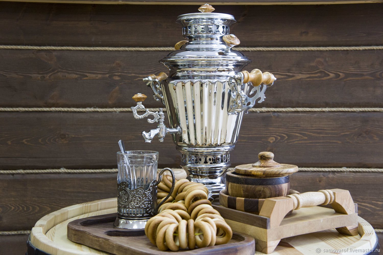 Самовар ульяновск. Чайная церемония с самоваром на дровах. Самовар в интерьере деревянного дома. Самовар на столе.