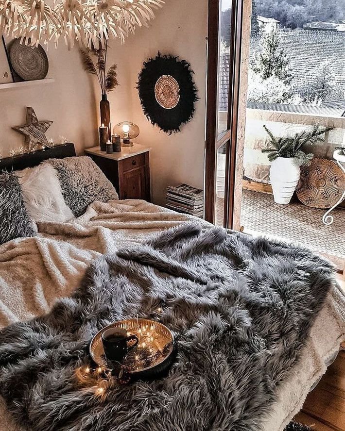 Спальня с меховым ковром