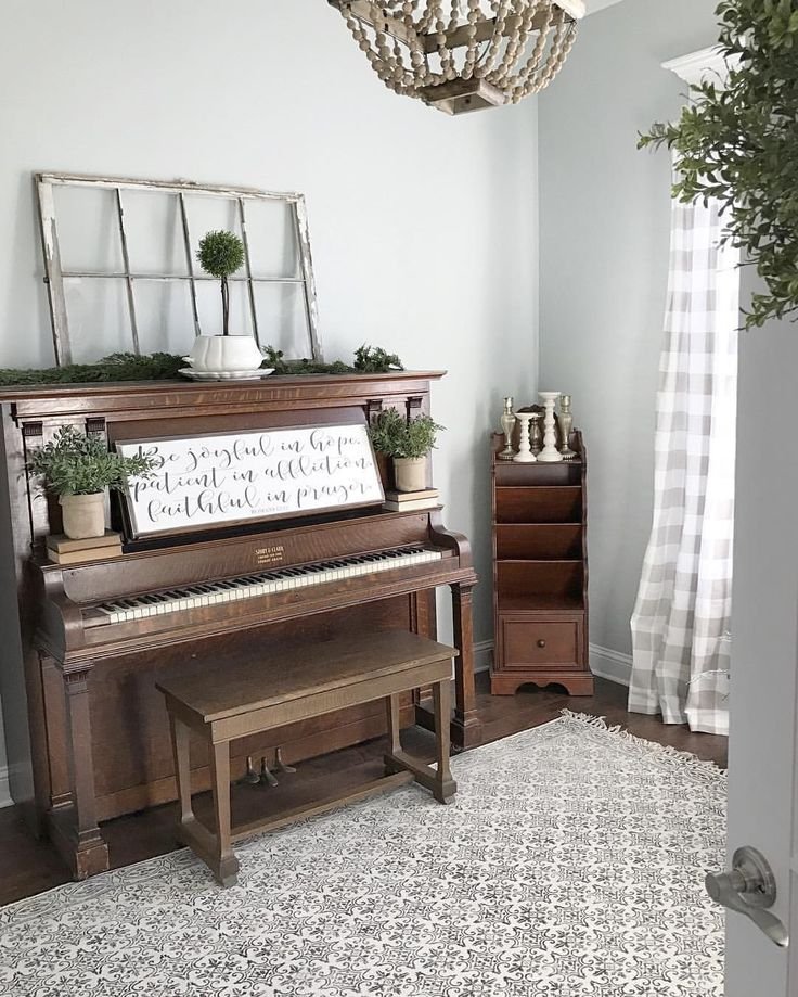 Пианино в маленькой комнате