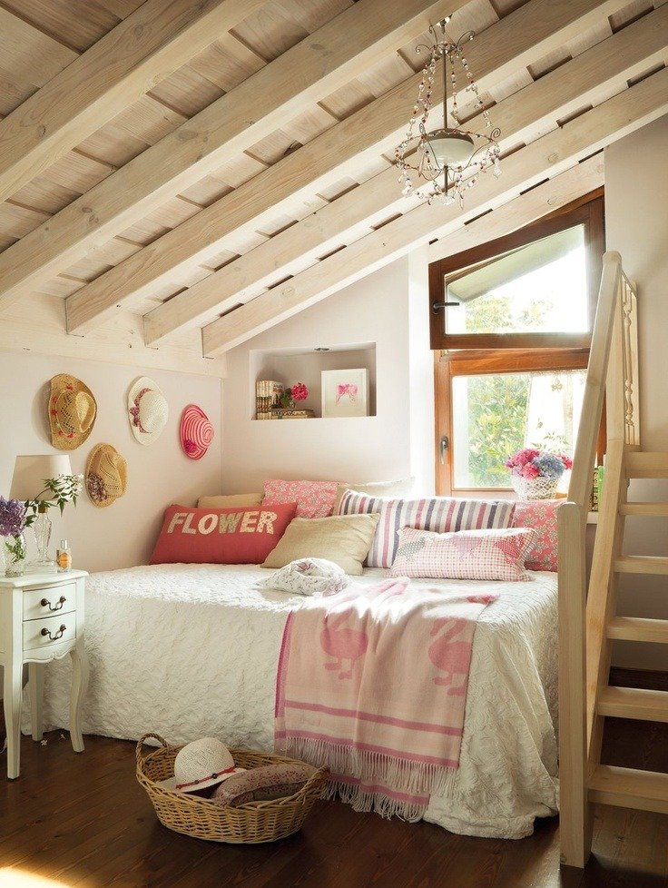 Мансардная спальня в деревенском стиле