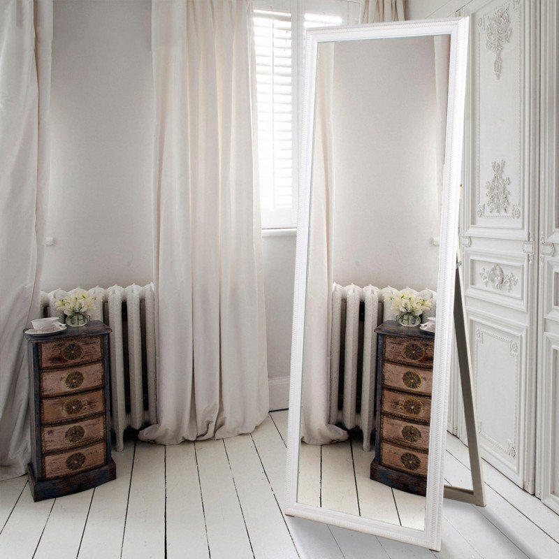 Напольное зеркало в скандинавском стиле