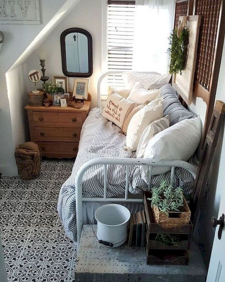 Небольшая уютная спальня
