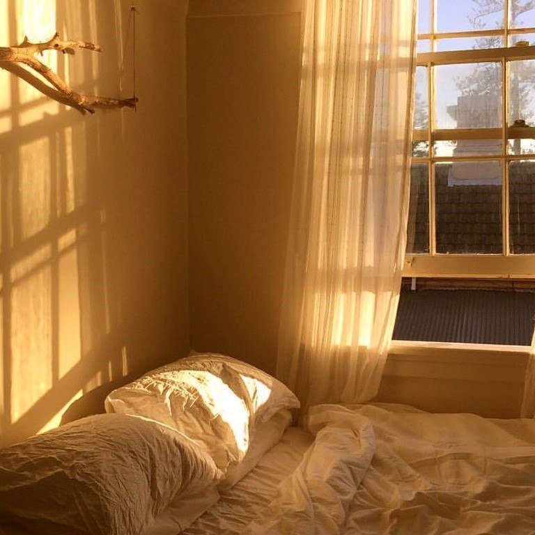 Утреннее солнце в комнате
